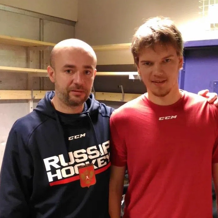 Вадим Назаров со спортсменом сборной России по хоккею